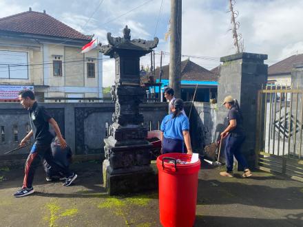Gerakan Bali Bersih Sampah, PEMDES Pucaksari Laksanakan Gerak Bersih Di Area Gedung Sebaguna Tegalas
